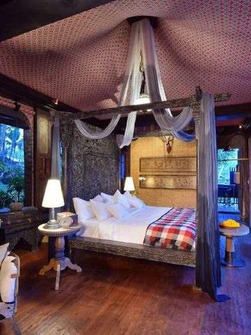 Luxuriöse Suite mit Himmelbett und stilvollen Dekorationen