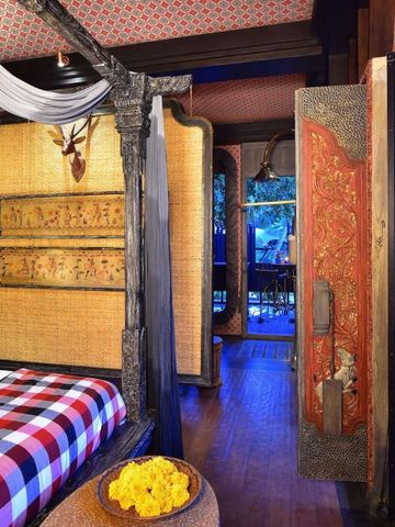 Detailreiche Suite mit kunstvoll geschnitztem Holz und luxuriöser Ausstattung