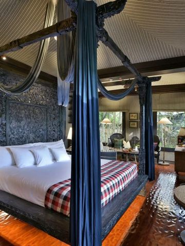 Prächtiges Schlafzimmer mit Baldachinbett und exotischem Interieur