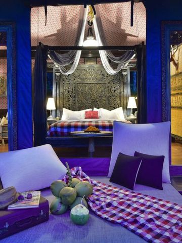 Exotisches Hotelzimmer mit luxuriösen Stoffen und traditionellem Dekor