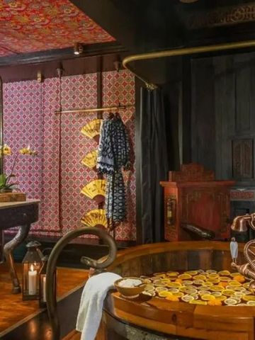 Luxuriöses Badezimmerdesign mit Holzelementen und goldenen Details