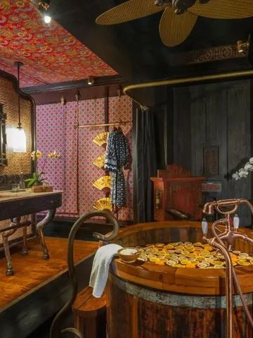 Holzbadewanne in stilvollem Badezimmer mit traditionellen Details