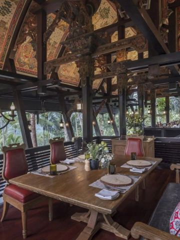 Traditionell eingerichtetes Restaurant mit Holzdecken und dekorativen Elementen