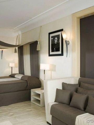 Modern eingerichtetes Hotelzimmer mit Kunstwerken und gemütlichen Sitzmöglichkeiten