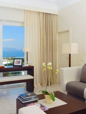 Helles Wohnzimmer mit Balkonaussicht auf das Meer und eleganter Ausstattung