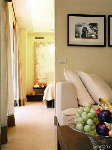 Gemütlicher Wohnbereich mit frischen Früchten und edler Einrichtung