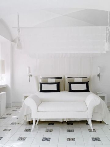 Elegantes weißes Schlafzimmer mit modernen Akzenten und hochwertiger Einrichtung