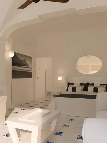 Geräumiges Zimmer mit stilvoller Einrichtung und modernem Design in hellen Farben