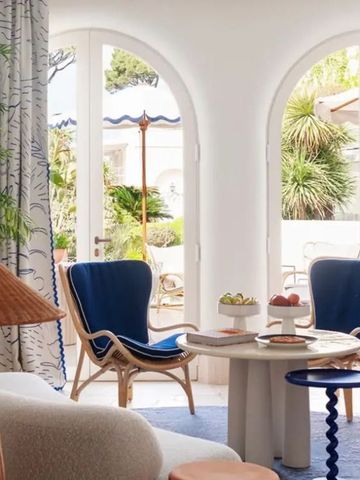 Lichtdurchfluteter Wohnbereich mit modernen Möbeln und Gartenausblick