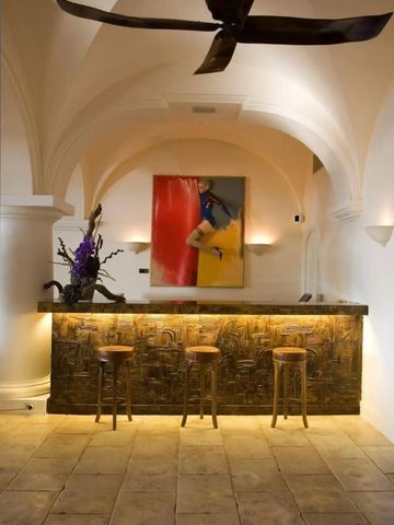 Stilvolle Hotelbar mit künstlerischem Dekor