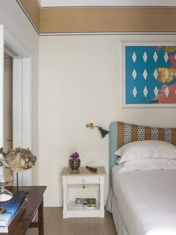 Elegant eingerichtetes Schlafzimmer mit Kunst an der Wand im Capri Tiberio Palace