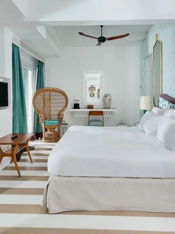 Geräumiges Hotelzimmer mit modernem Dekor und blau-weißen Akzenten