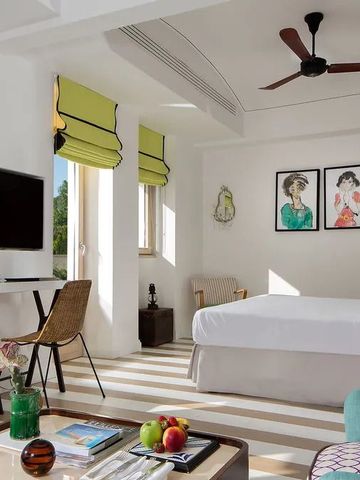 Helles Zimmer mit stilvollen Möbeln und modernem Kunstwerk an der Wand