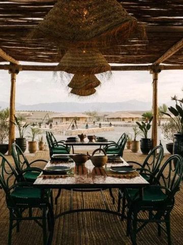 Restaurantterrasse mit dekorativen Elementen und weitem Ausblick