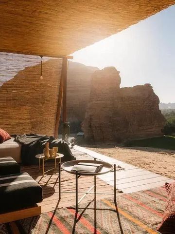 Gemütliche Terrasse mit Sitzgelegenheiten und Aussicht auf Felsen
