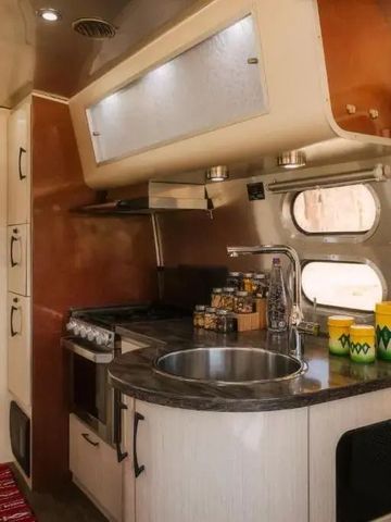 Moderne Kücheneinrichtung im Wohnmobil mit Fenstern