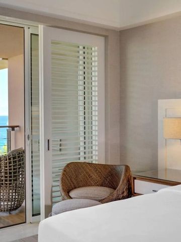 Helles Zimmer mit Balkon und Ausblick auf das Meer mit moderner Einrichtung