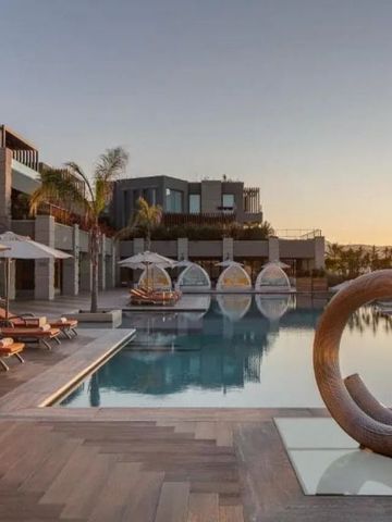 Luxuriöser Poolbereich mit Liegen und stilvollen Skulpturen