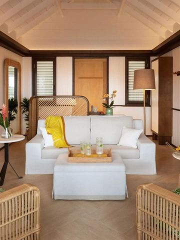 Geräumiges Wohnzimmer mit eleganten Rattanmöbeln und frischem Obst