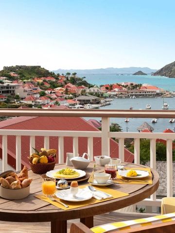 Frühstück auf einer Terrasse mit Meerblick und rotem Dach in St. Barthélemy
