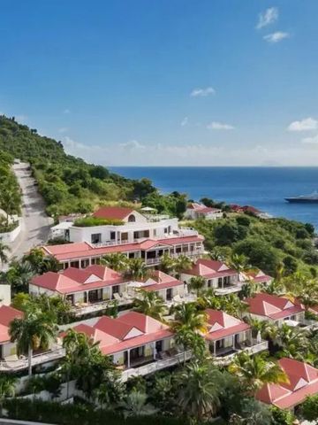 Luxuriöse Villen mit roten Dächern umgeben von grüner Landschaft und Meerblick