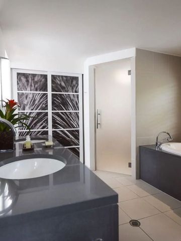 Elegantes Badezimmer mit edlen Details und großer Badewanne