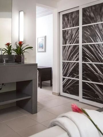 Stilvolles Badezimmer mit moderner Einrichtung und dezenter Dekoration