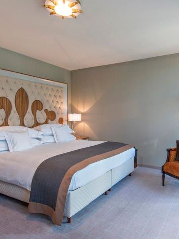 Geräumiges Schlafzimmer mit stilvollem Dekor und großem Doppelbett