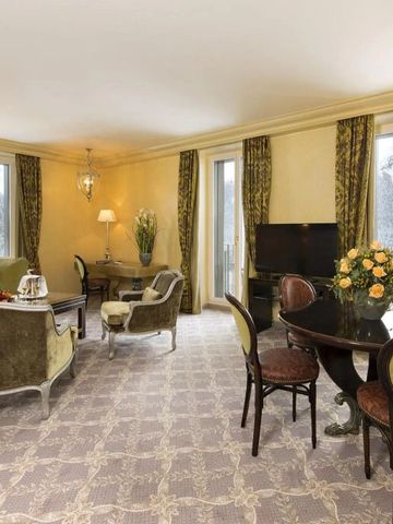 Eleganter Wohnbereich einer Suite mit klassischen Möbeln und Ausblick auf die Berge