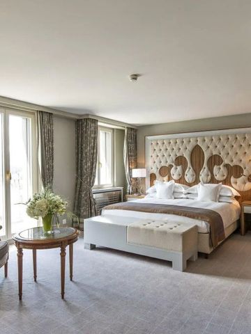 Geräumiges Schlafzimmer mit Kingsize-Bett und stilvoller Einrichtung