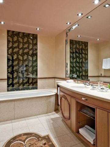 Luxuriöses Badezimmer mit großer Badewanne und Doppelwaschbecken