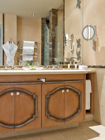 Hochwertiges Badezimmerdesign mit Doppelwaschbecken und edlen Materialien