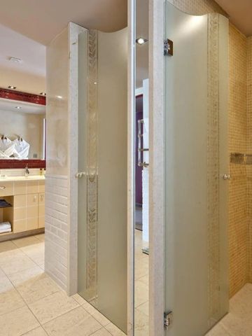 Luxuriöses Badezimmer mit moderner Dusche und eleganter Ausstattung