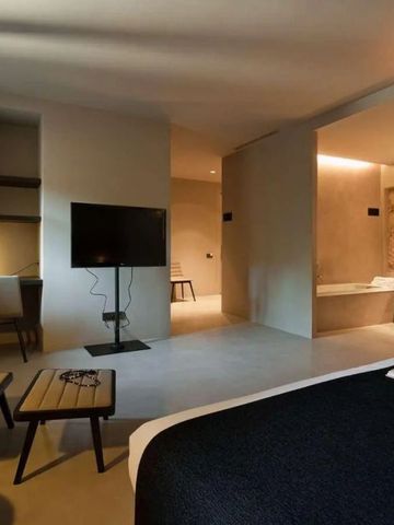 Geräumiges Hotelzimmer im Caro Hotel mit modernem Design und offenen Raumlösungen