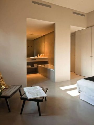 Modernes Hotelzimmer mit minimalistischem Badezimmer und natürlichen Farbtönen