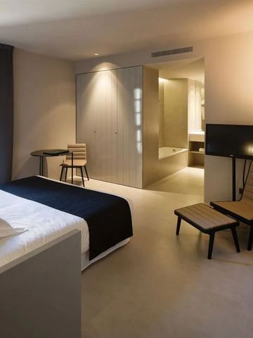 Gemütliches Hotelzimmer mit Schreibtisch und modernem Dekor