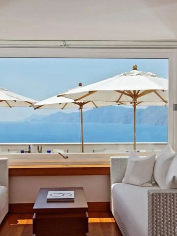 Luxuriöser Loungebereich mit Blick auf das Meer und weißen Sonnenschirmen