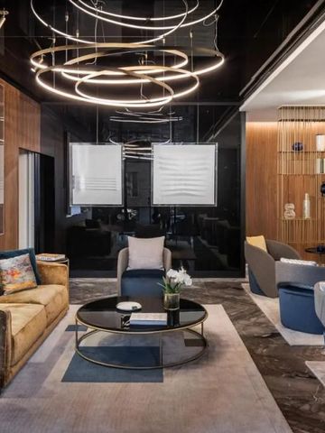 Modernes Hotellobby-Design mit stilvollen Sitzgelegenheiten und künstlerischem Beleuchtungskonzept.