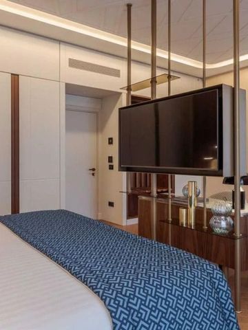 Luxuriöses Hotelzimmer mit großem Bett, modernem Interieur und eingebautem Fernseher.