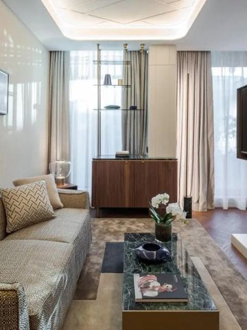 Komfortabler Wohnbereich mit stilvoller Couch und dezenter Beleuchtung im Hotelzimmer.