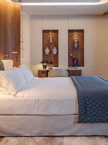 Hotelzimmer mit gemütlichem Bett, warmen Holztönen und dekorativen Elementen.