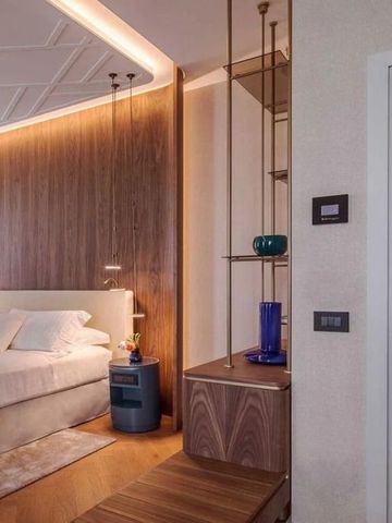 Luxuriöses Hotelzimmer mit modernem Design und Holzelementen in Mailand.