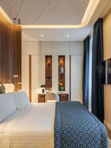 Gemütliches Hotelzimmer mit elegantem Beleuchtungskonzept und hochwertiger Bettwäsche.