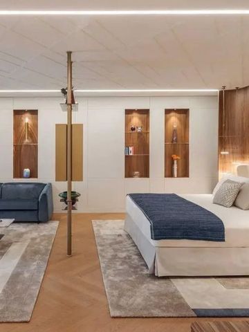 Geräumige Hotelsuite mit luxuriösem Bett und stilvollem Wohnbereich.