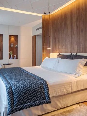 Elegantes Schlafzimmer in einem Hotel mit modernen Holz-Elementen und einem gemütlichen Bett