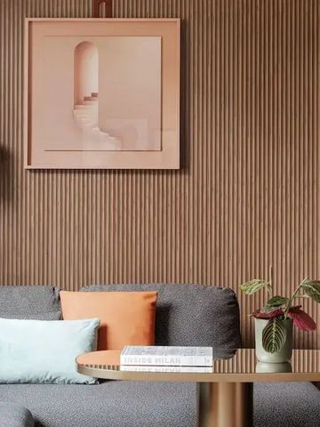 Gemütlicher Wohnbereich mit grauem Sofa und moderner Wandkunst