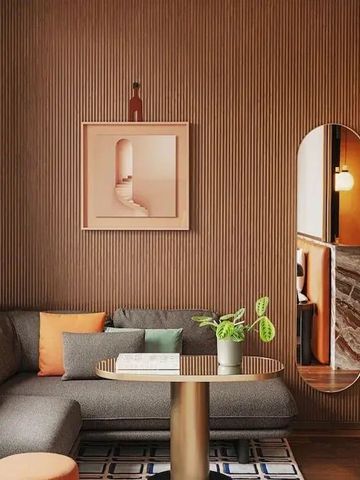 Stilvoll eingerichtetes Zimmer mit moderner Kunst und eleganten Details