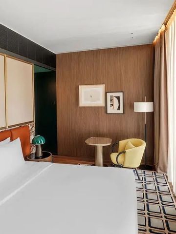 Elegantes Hotelzimmer mit moderner Einrichtung und großen Fenstern