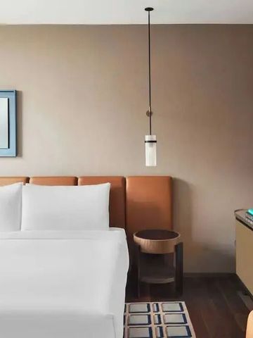 Komfortables Zimmer mit zeitgenössischem Design und Sitzbereich