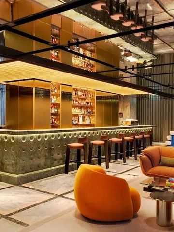 Moderne Hotelbar mit stilvollem Sitzbereich und edlen Materialien